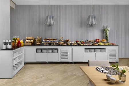 NH Barcelona Stadium Отели рядом с достопримечательностью «Собор Святого Креста и Святой Евлалии»