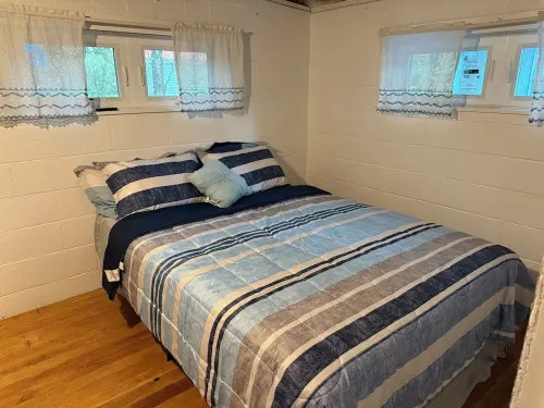 Charming private cottage in Sanbornton with beach access to Lake Winnisquam. Hotels in Sanbornton