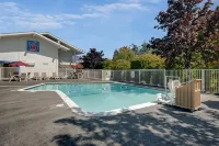 Motel 6 Bellingham, WA - Pools