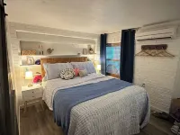 Cozy fishing cottage on canal in Matlacha - 2 bedrooms and large outdoor space Hotels in Matlacha