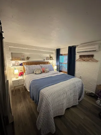 Cozy fishing cottage on canal in Matlacha - 2 bedrooms and large outdoor space Отели в г. Matlacha