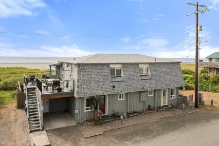 Dine on the Deck and Experience Amazing Views - Stunning Coastal Haven