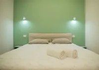 "Comfortable Ground Floor Apartment - Two Steps from the Beach"