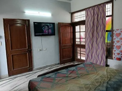 Very Hygienic Home. All services available at one place. Come, stay. Hotel dekat Bandara Chandigarh