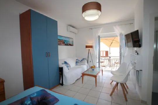 Blue Adria Suite 4 - for two people on the footpath to the beach and town