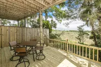 Discounted monthly stays, pet friendly, 5 min to town, deck with marsh view