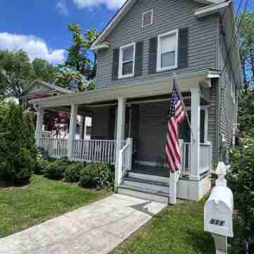 Charming 3-bedroom home in Arlington w/ Hot Tub, Parking Close to Everything DC Hotel Exterior