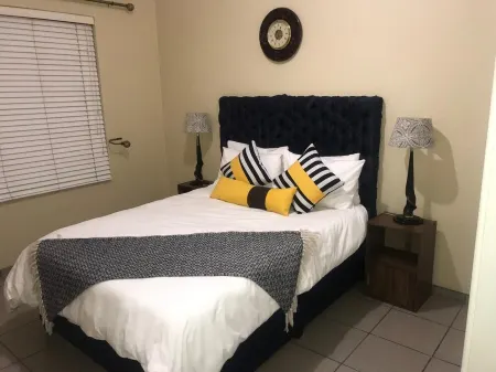 White Rose Cozy Apartment Отели рядом с достопримечательностью «Makhulong Stadium»