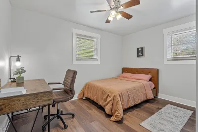 The Onyx & Oak Retreat – 3Br Home w/ Large Yard in Jonesboro Hotels near Pinot's Palette