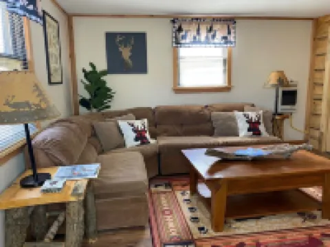 Charming 1-bedroom apartment with WiFi and AC in beautiful Indian Lake. 哈密爾頓縣酒店