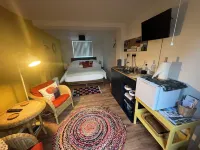 Bespoke studio with patio, driveway parking, sea, South Downs on the doorstep,