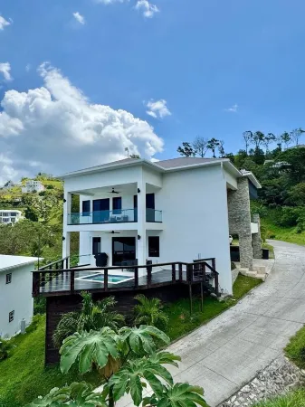 Spacious 4-bedroom house with private pool AC in welcoming in Roatan Honduras