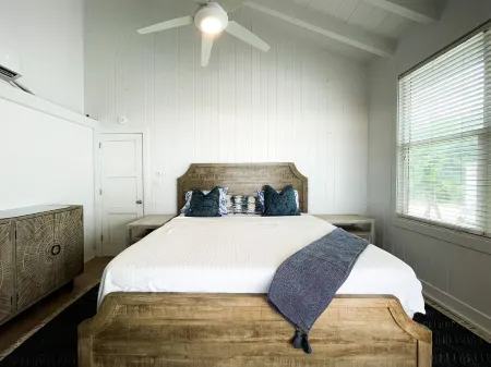 Ocean front loft. Отели в г. Элбоу Кей