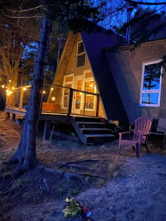 Escape to a 2 Cabin Waterfront Property on George's Pond, Franklin Отели в г. Франклин