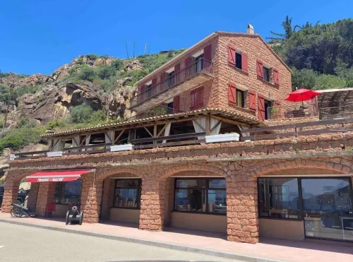 Sea-facing apartment with unique terrace Hotels in Ota