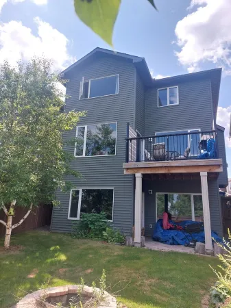 Quiet house and neighborhood well located 25 minutes from Calgary.