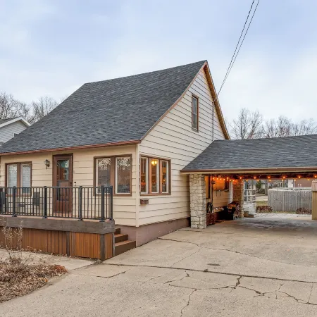 Clear Lake Vacation Rental: Walk to Town / Beach!