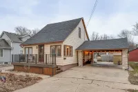 Clear Lake Vacation Rental: Walk to Town / Beach! - 2-Star