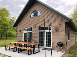 Secluded 3-bedroom cabin on the Chippewa River near Ladysmith, WI with WiFi, AC