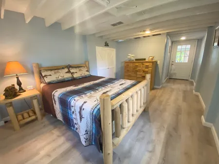 Charming 3-bedroom house with WiFi, AC in tranquil Trinity Отели в г. Trinity County