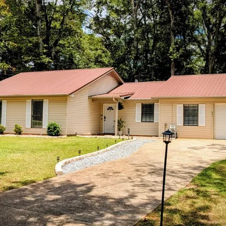 Spacious Farmhouse Near Fort Novosel Family Friendly