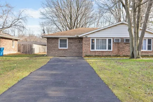 Cozy Modern Townhome in Unbeatable Chesterton Location Hotels in Chesterton