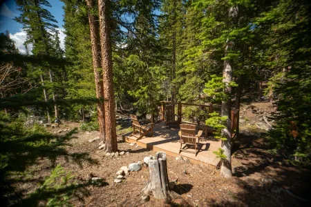 Overlook Lodge - Hot Tub, Fireplace & Private Creek. Family-Friendly!