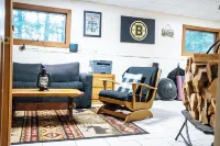 Private 3-bedroom cabin with WiFi and backyard! 스프링필드 호텔