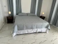 One bedroom apartment with king size bed and a view!  호텔