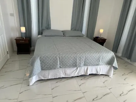 One bedroom apartment with king size bed and a view!