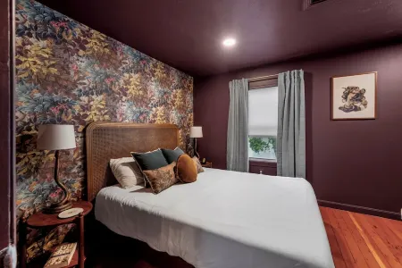 Witchy Hideaway Cottage with AC, Outdoor Patio, Close to Salem & Downtown Отели рядом с Аэропорт Беверли