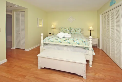 5 Star Resort  New King Mattress, Very Nice Pool  Enclosed Courtyard Quite,