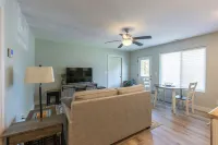 Charming guest house on private property with AC in quiet part of Ozark Hotels in Riverside Township