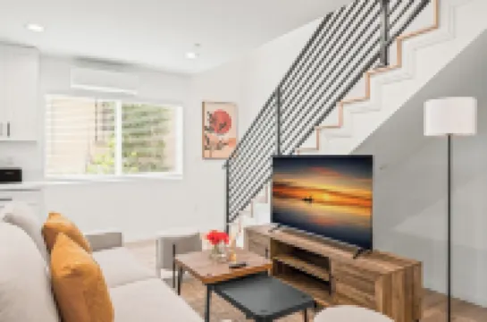 Lovely 2 floor, 3-bedroom house in Alhambra with AC