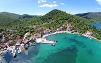 Adriatic Gem: Waterfront home Private Beach & Garden in Serene village near Ston