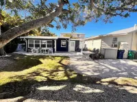 Charming 1920s Cottage, Waterfront just 50 ft away, Beach just 1 minute stroll!