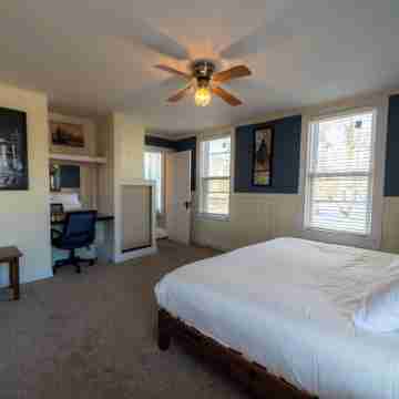 Heart of Lake George – Fireworks on  Back Deck, Parking, Walk to Everything Rooms
