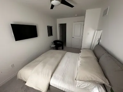 Welcome to Cityscape Serenity Stay, a chic retreat in an upscale city Các khách sạn gần Webster's Falls Conservation Area