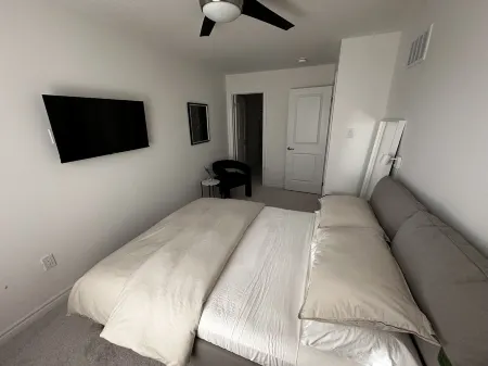 Welcome to Cityscape Serenity Stay, a chic retreat in an upscale city Отели в г. Ancaster