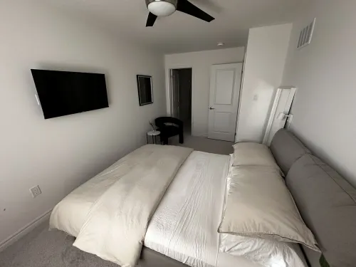 Welcome to Cityscape Serenity Stay, a chic retreat in an upscale city Hotels in Ancaster