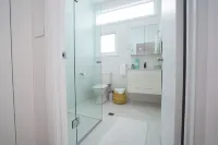 5 mins walk to Beach - Modern Beachy Escape. Netflix, Full Kitchen, Comfy Beds!