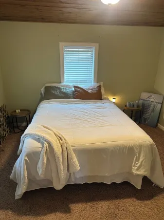 Charming 2-bedroom farmhouse in peaceful Joplin