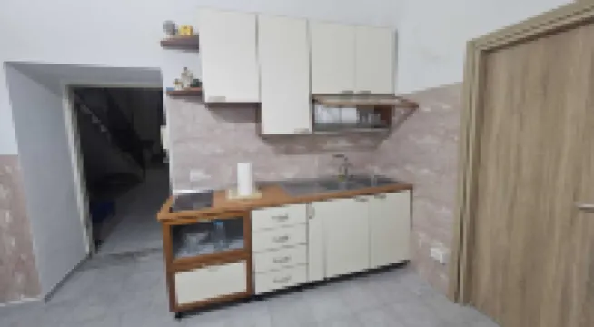 2 minutes from the Train .Apartment great for families and groups