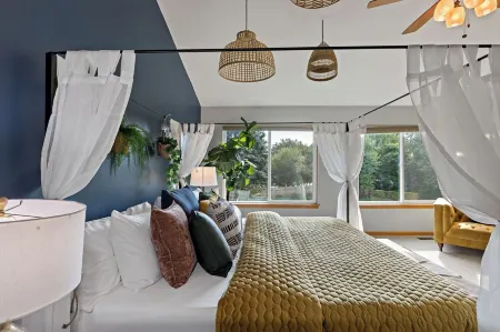 1/2 Acre Retreat: 100" TV, Open layout Navy Base and Six Flags Great America Отели рядом с достопримечательностью «Logger's Run»