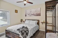 Fireside Cabin w/Hot Tub. 2 Bedrooms w/3 Queen Beds. Spacious
