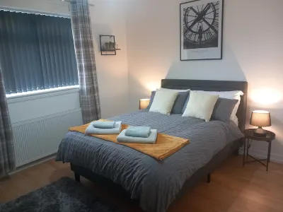 Superior Apartment | Edinburgh & Glasgow Trains | Private off street parking | Hotels in 
