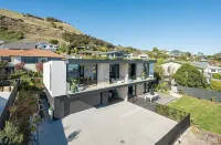 Modern Family home with Views, Sunsets and Space in Atawhai. 8 mins to Nelson. Hotels in Marybank
