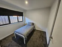 New home, 5 minutes drive to beaches & MTB trials, walk to shops, pets, WiFi