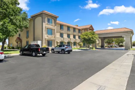 Comfort Inn & Suites Lancaster Antelope Valley Отели рядом с достопримечательностью «Заказник Прайм Десерт Вудленд»