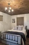 Charming newly built cottage with 3 bedrooms 2 baths, internet, on Phillips lake